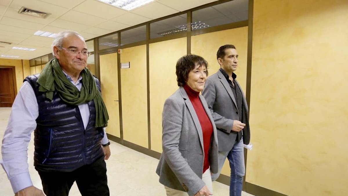 Evelio Angulo, Mercedes Martín y Vicente Andrés tras el encuentro para pedir la creación de la Mesa por un Futuro para León.-ICAL