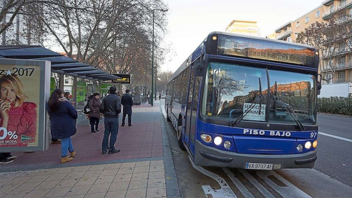 Pasajeros suben a un autobús urbano en Valladolid.-MIGUEL ÁNGEL SANTOS
