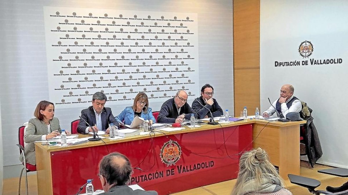 Miembros de los diferentes grupos de la Diputación en una reunión de la comisión de Meseta Ski.-E. M.