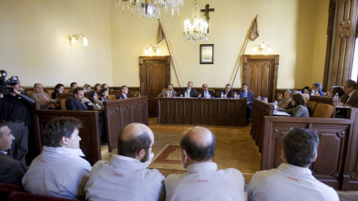Empleados de la fábrica Nissan acudieron al pleno del Ayuntamiento de Ávila-Efe