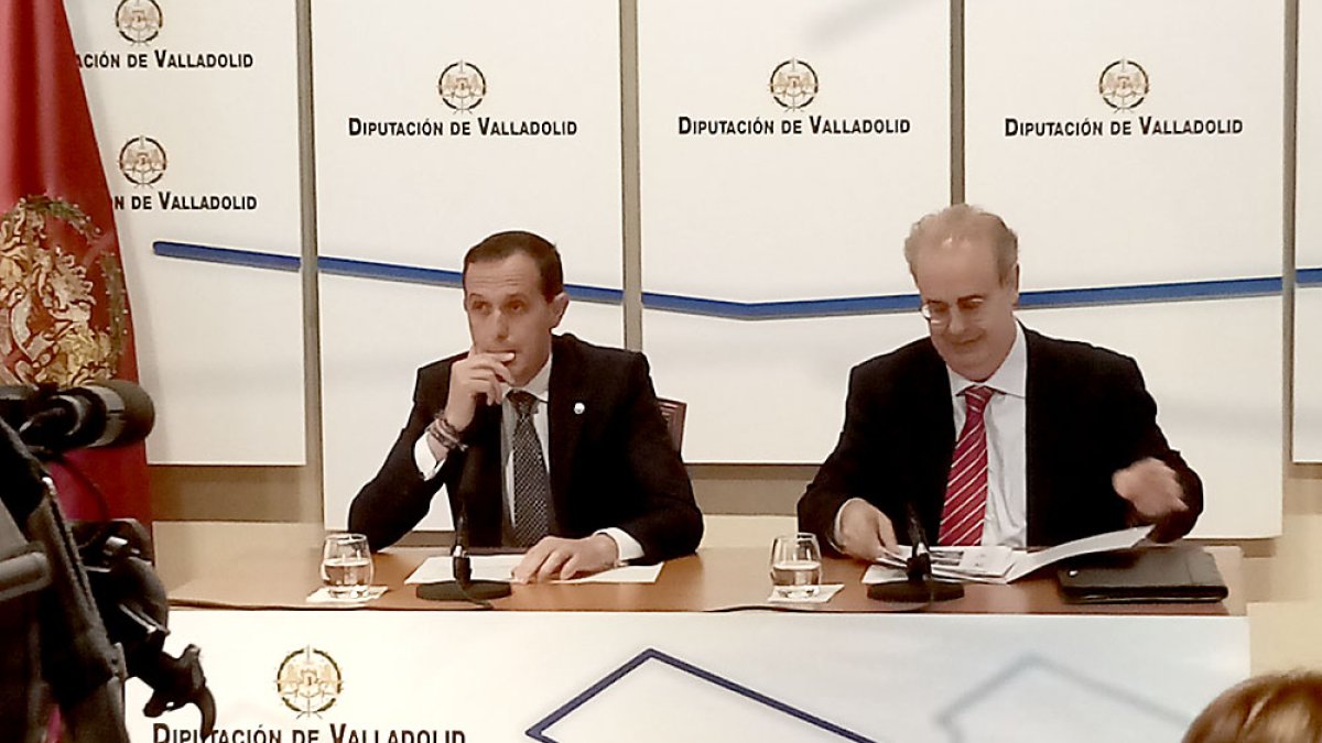 El presidente de la Diputación de Valladolid, Conrado Íscar y el decano de la Facultad de Comercio, José Antonio Salvador Insúa, en la presentación. SGC