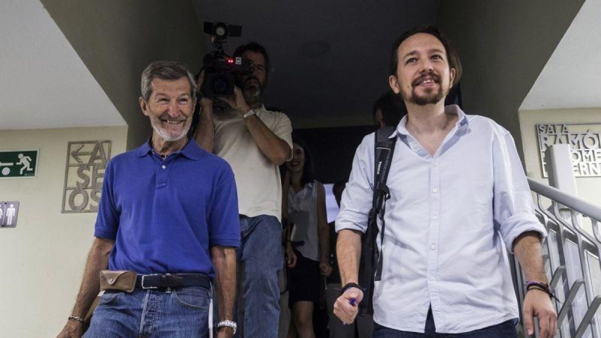 El secretario general de Podemos Madrid y ex JEMAD, Julio Rodríguez junto al líder de la formación morada, Pablo Iglesias.-EMILIO NARANJO (EFE)