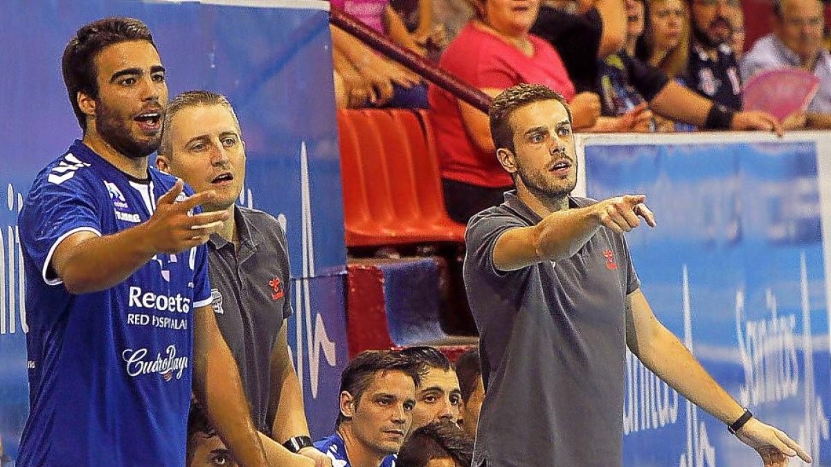 Nacho González da instrucciones.-J.M.LOSTAU