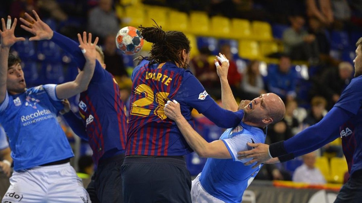 El portugués Duarte frena con dureza el avance de Diego Camino en el último FC Barcelona-Recoletas.-PHOTO DEPORTE