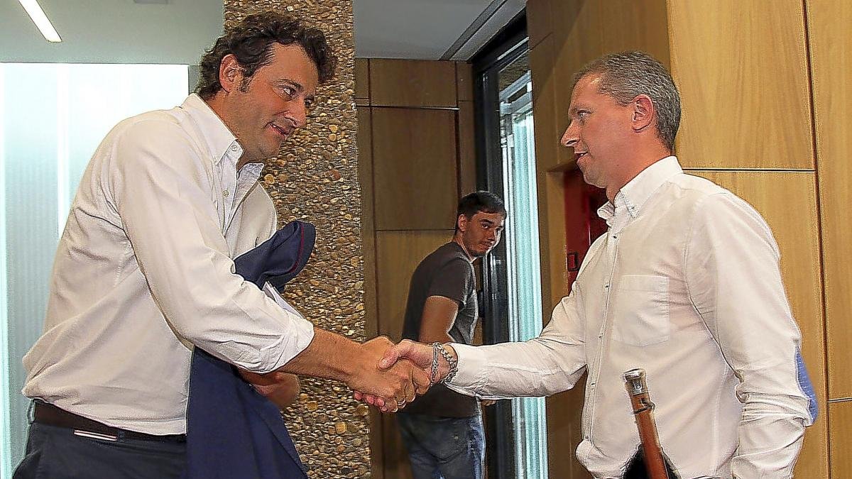 Manuel García saluda a su sucesor en la Alcaldía, el socialista Jorge Pérez, tras triunfar la moción de censura.-ICAL