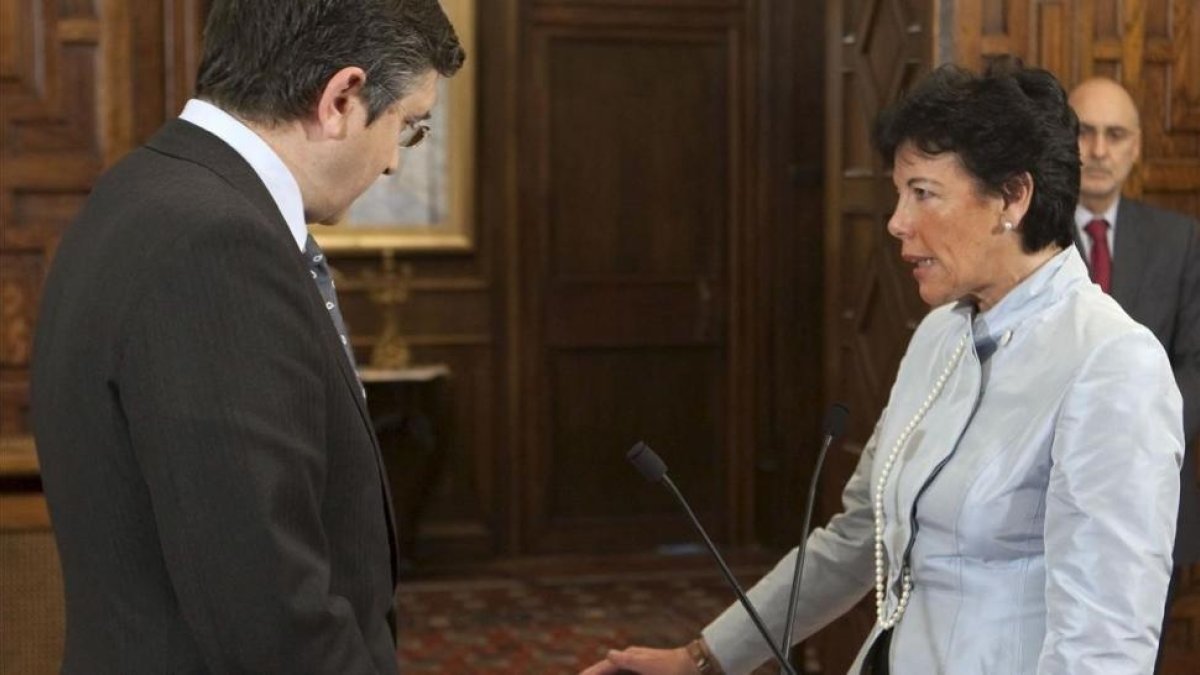 Isabel Celaá, junto a Patxi López.-EFE