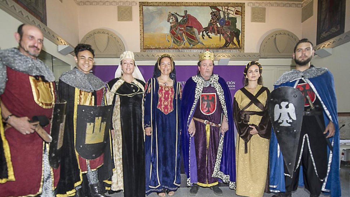 La alcaldesa y la presidenta de la asociación junto a algunos de los 200 actores que intervienen en la obra.-I. L. M.