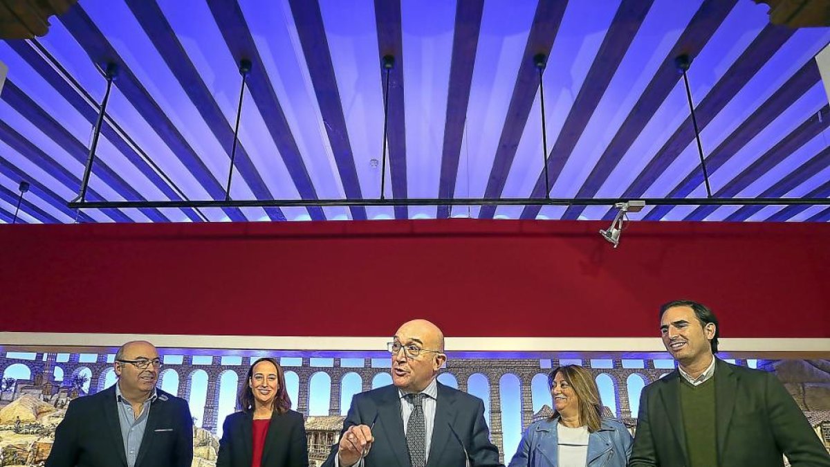 El presidente de la Diputación felicitó ayer la Navidad a los representantes de los medios de comunicación.-ICAL