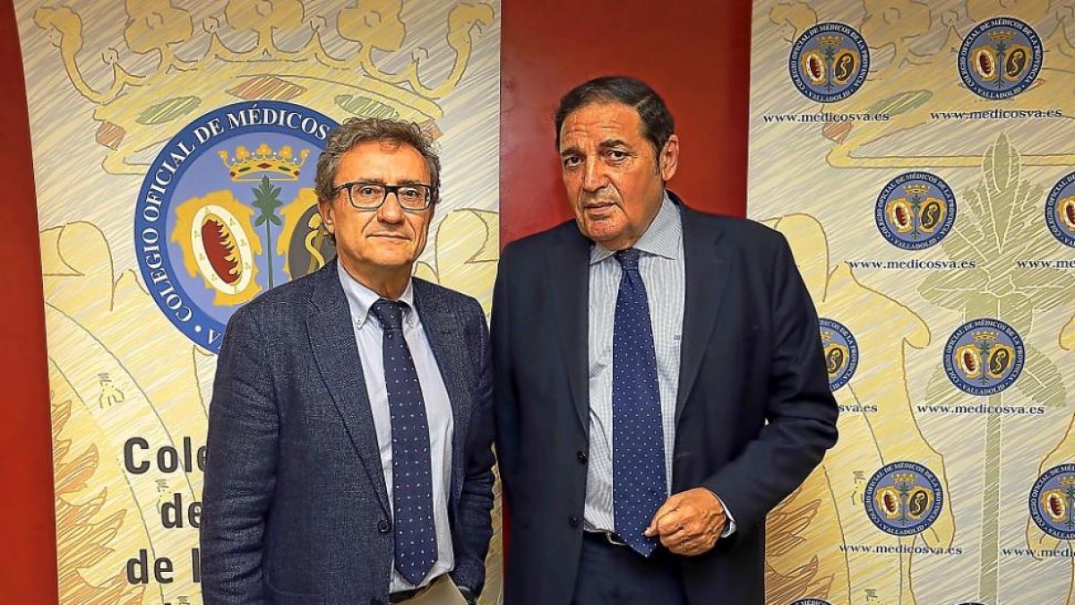 El presidente del Colegio de Médicos, José Luis Almudí, y el consejero Antonio María Sáez.-ICAL