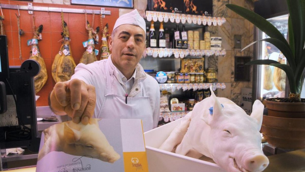 Un cochinillo marca de segovia a la venta en las carnicerías de Segovia-ICAL