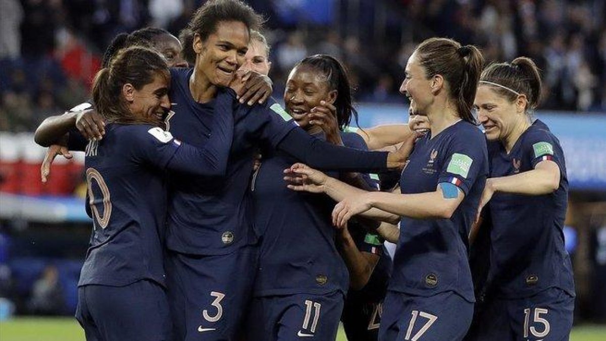 Las jugadoras francesas felicitan a Renard, autora de dos goles de cabeza.-AP / / ALESSANDRA TARANTINO