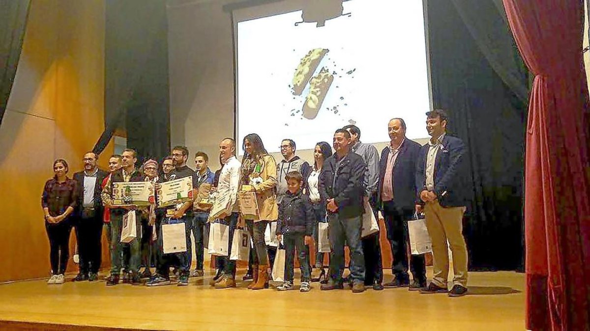 Foto de familia de los premiados en el concurso de tapas ‘Todos los Santos’ ayer, en las Casas del Tratado.-EL MUNDO