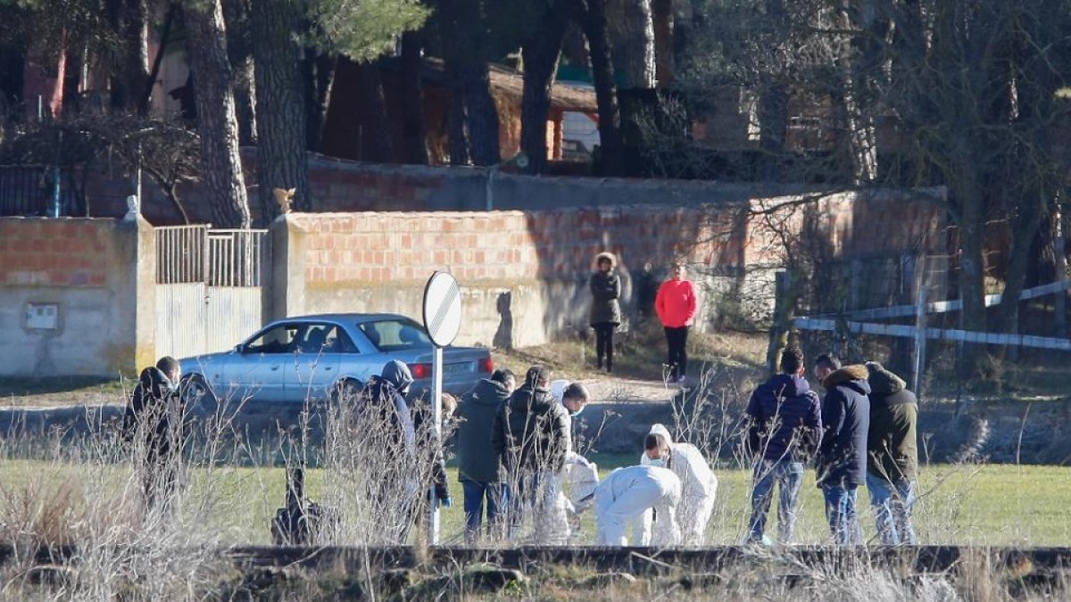 La Guardia Civil analiza el lugar en el que se encontró el cadáver de Esther.- J. M. LOSTAU