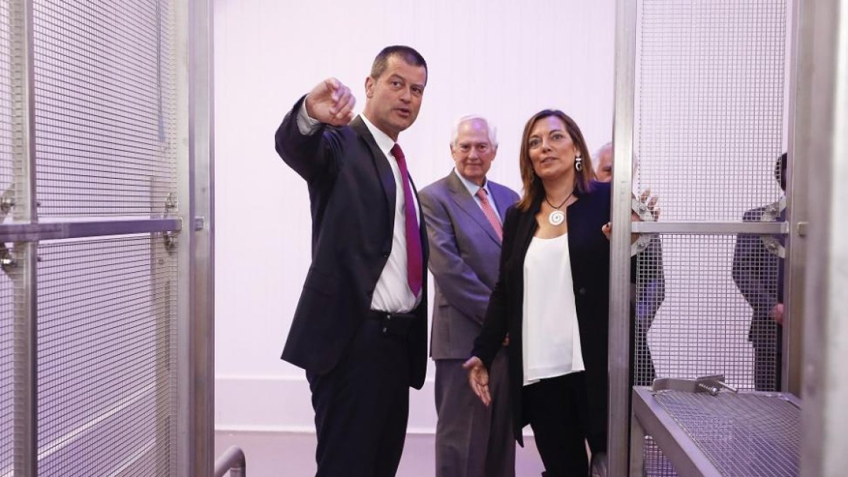 Roberto Herreras y Milagros Marcos visitan la planta.-ICAL