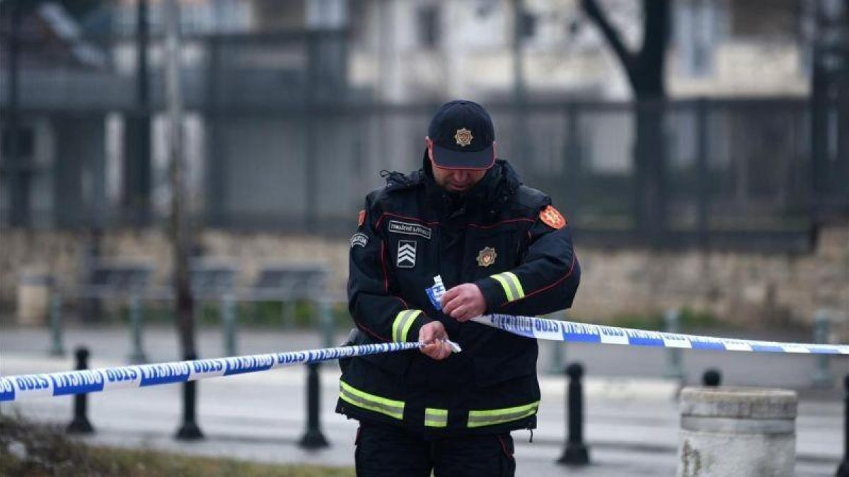 Control policial ante la embajada tras el atentado.-EFE / BORIS PEJOVIC