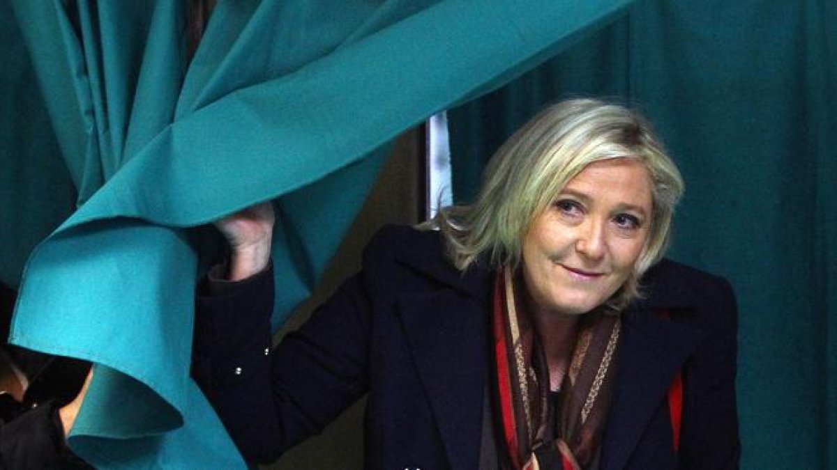 Marine Le Pen vota en Henin-Beaumont.-EFE