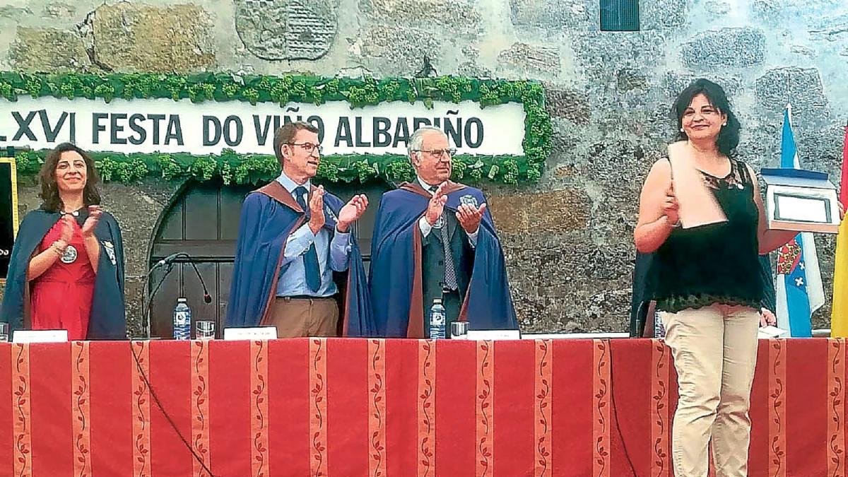 La alcaldesa de Cigales recibe el reconocimiento en Cambados durante el acto presidido por Núñez Feijoo.-EL MUNDO