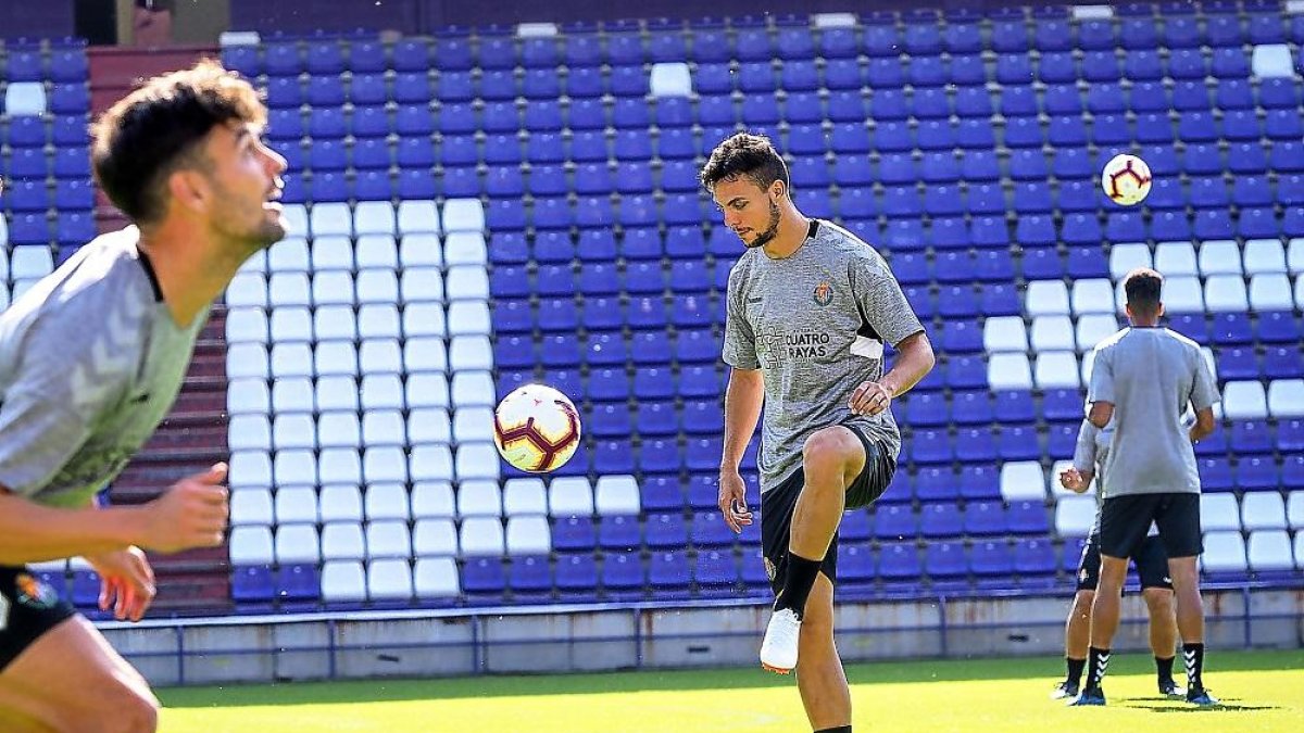 Óscar Plano toca el balón en Zorrilla en el primer entrenamiento de pretemporada.-MIGUEL ÁNGEL SANTOS
