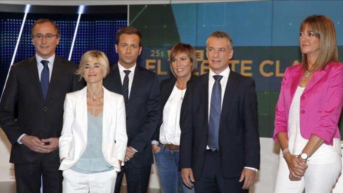 Los candidatos a lendakari del PNV, Iñigo Urkullu; Podemos, Pili Zabala; PSE, Idoia Mendia; PP, Alfonso Alonso, y la cabeza de lista de EH Bildu por Álava, Miren Larrion, junto al moderador Javier Garcia Ramsdem momentos antes de dar comienzo el debate.-EFE / LUIS TEJIDO