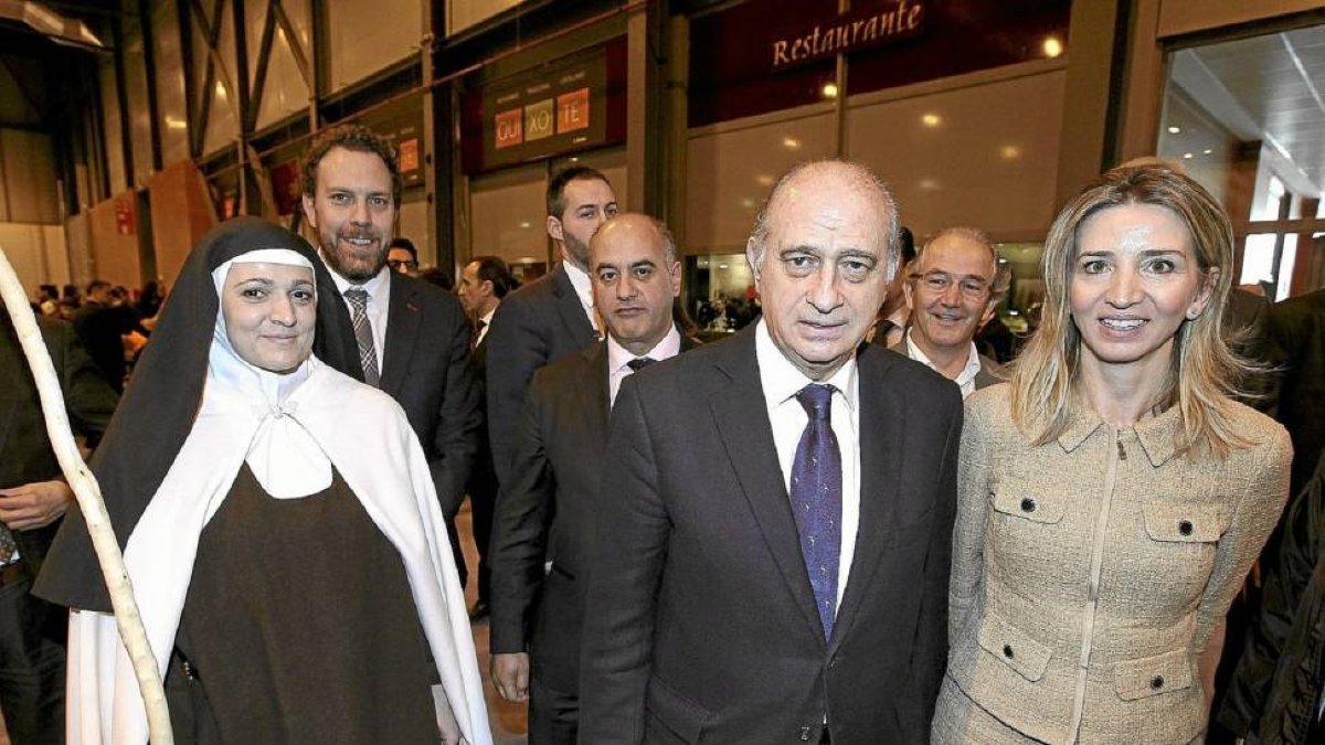Presentación de Fitur, de la Ruta de las huellas de Teresa de Jesus.Elministro del interio Jorge Fernandez junto a la consejera de cultura y turismo Alicia garcía-El Mundo
