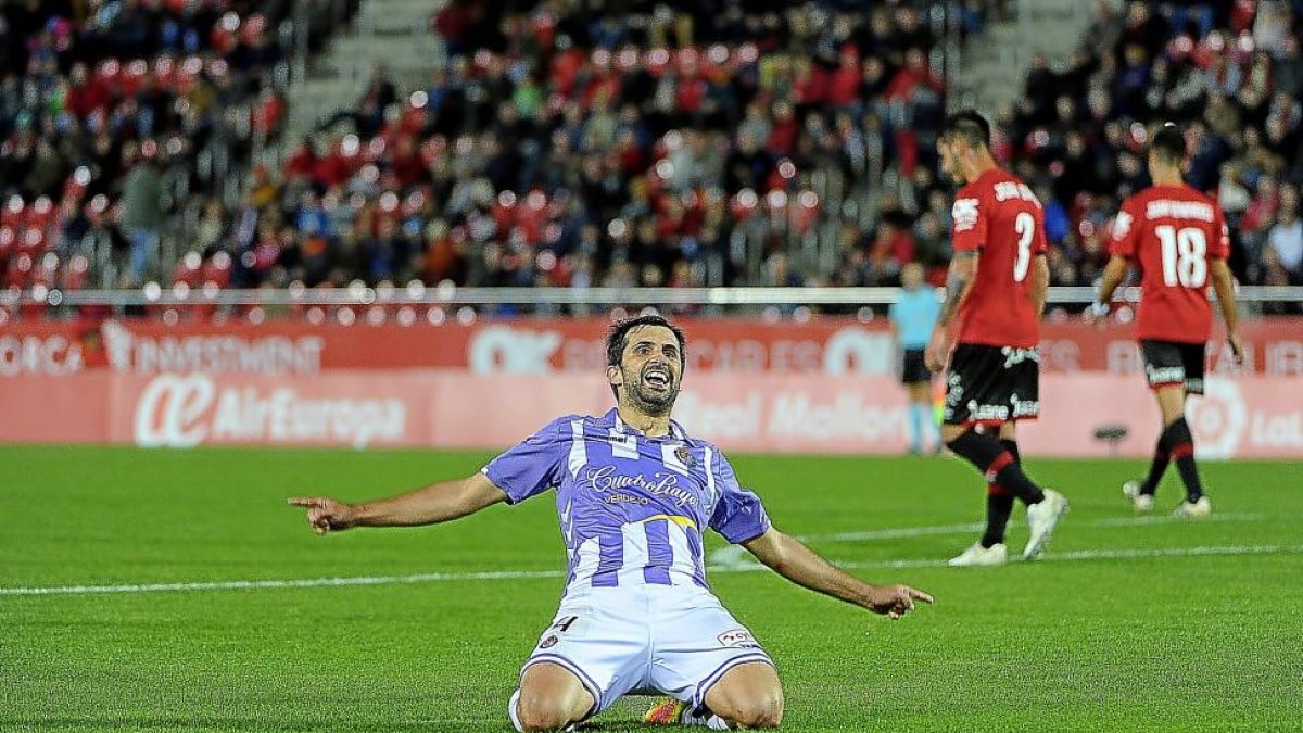 Álex López celebra su primer gol en la Liga ante un abatido Joan Oriol.-ARABA PRESS