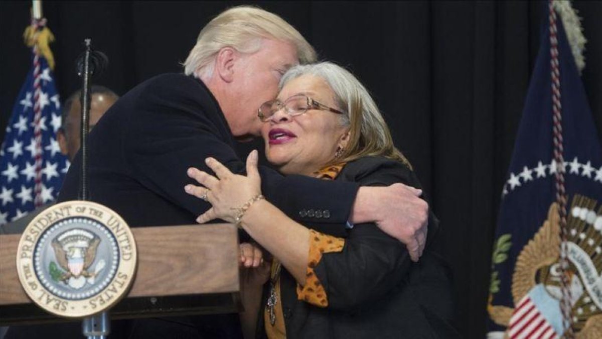 Donald Trump y Alveda King tras la visita al Museo Nacional de Historia y Cultura Afroamericana.-SAUL LOEB