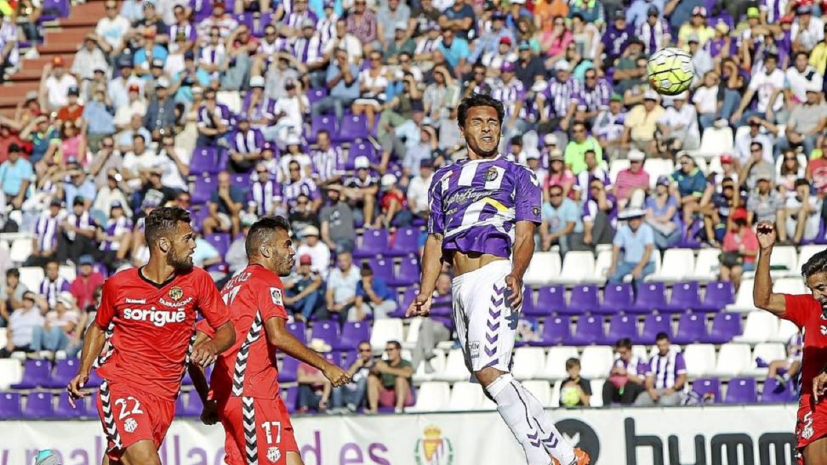 El central Marcelo Silva remata de cabeza en la oportunidad más clara del equipo en el primer tiempo.-J. M. Lostau
