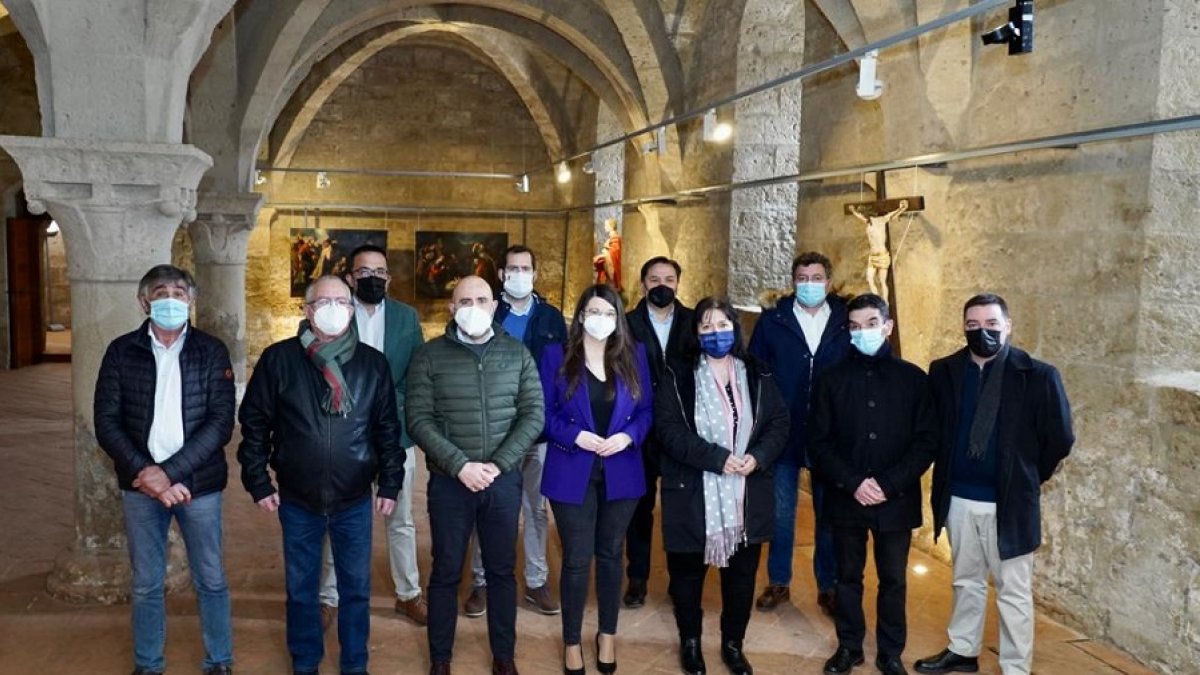 Foto de familia durante la presentación de las obras