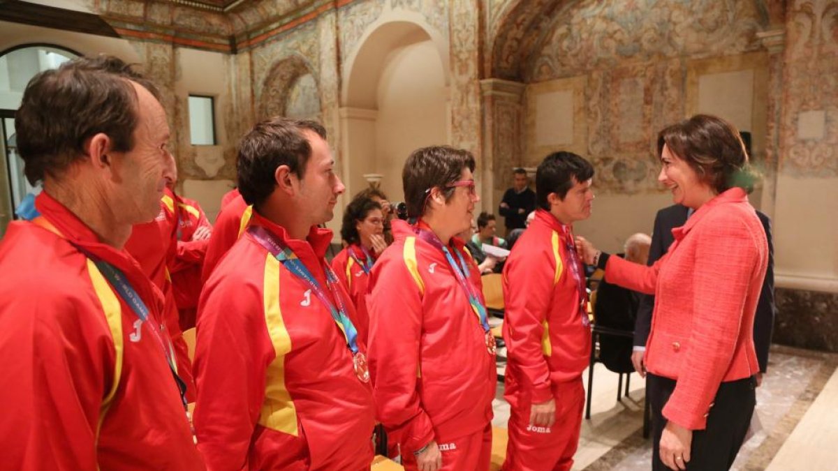 La consejera de Cultura y Turismo, María Josefa García Cirac, presenta los proyectos del programa 'Deporte y Discapacidad 2015-2016' y el libro 'Deporte adaptado y escuela inclusiva'. En la imagen saluda a los deportistas participantes en los Special Olym-ICAL