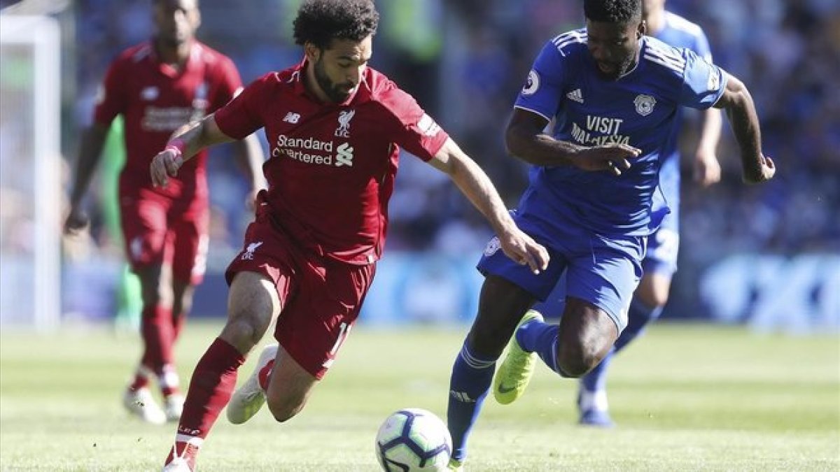 Salah y Manga batallan por el balón en el Cardiff-Liverpool.-
