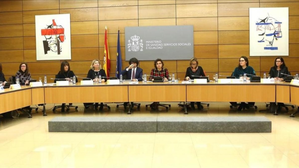 La ministra de Sanidad, Dolors Monserrat, ha presidido este miércoles la Conferencia Sectorial de Igualdad destinada a ratificar el Pacto de Estado contra la violencia machista.-JUAN MANUEL PRATS