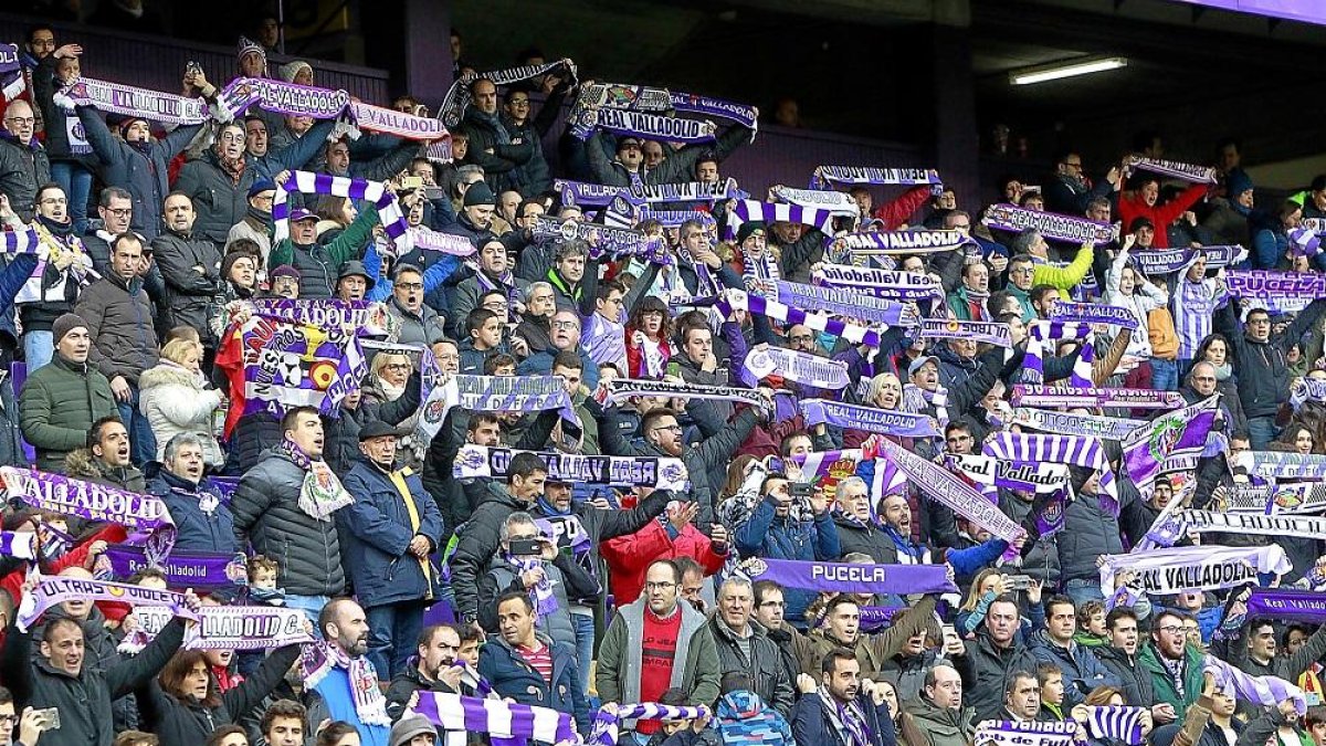Aficionados del Real Valladolid en las gradas de Zorrilla en el partido contra el Atlético.-J. M. LOSTAU