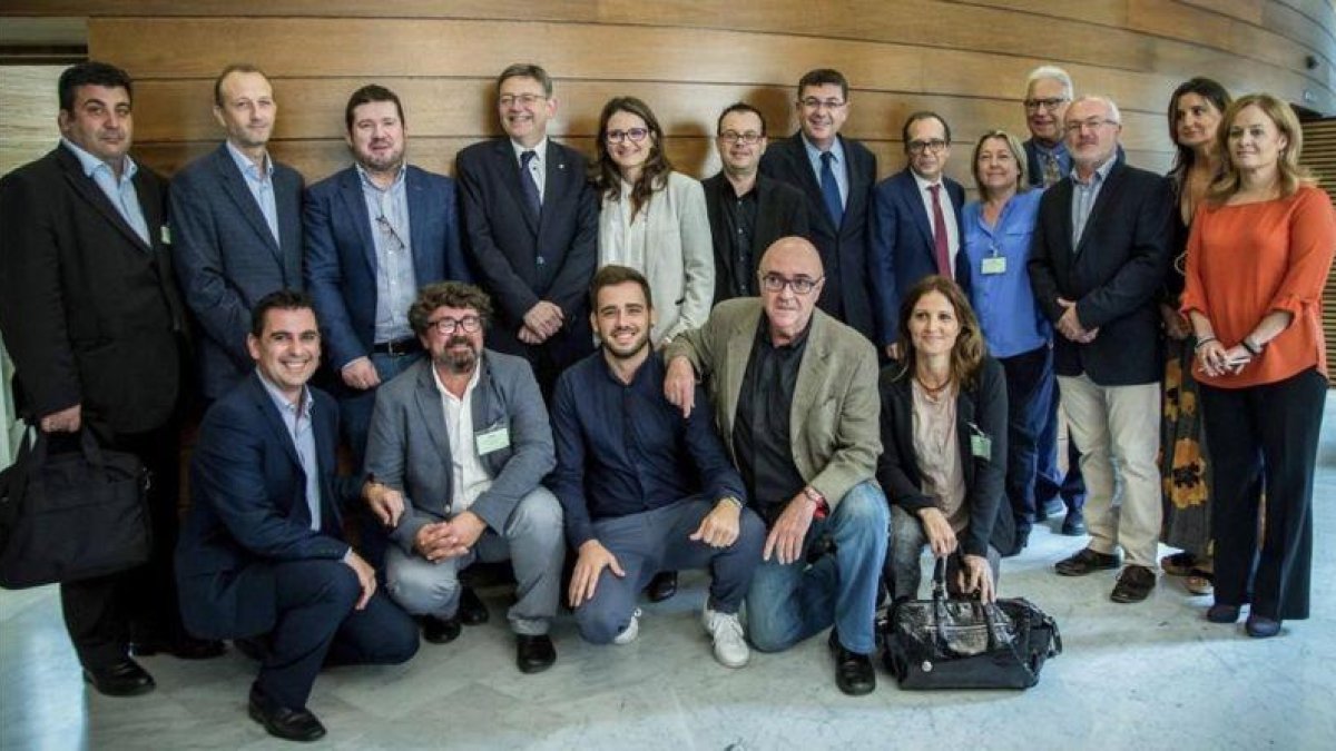 El president de la Generalitat Ximo Puig, la vicepresidenta Monica Oltra, el presidente de les Corts y los portavoces de todos los grupos de la camara (menos el del PP) posan con el presidente Enrique Soriano y el resto del Consejo Rector de la futura Ra-MIGUEL LORENZO
