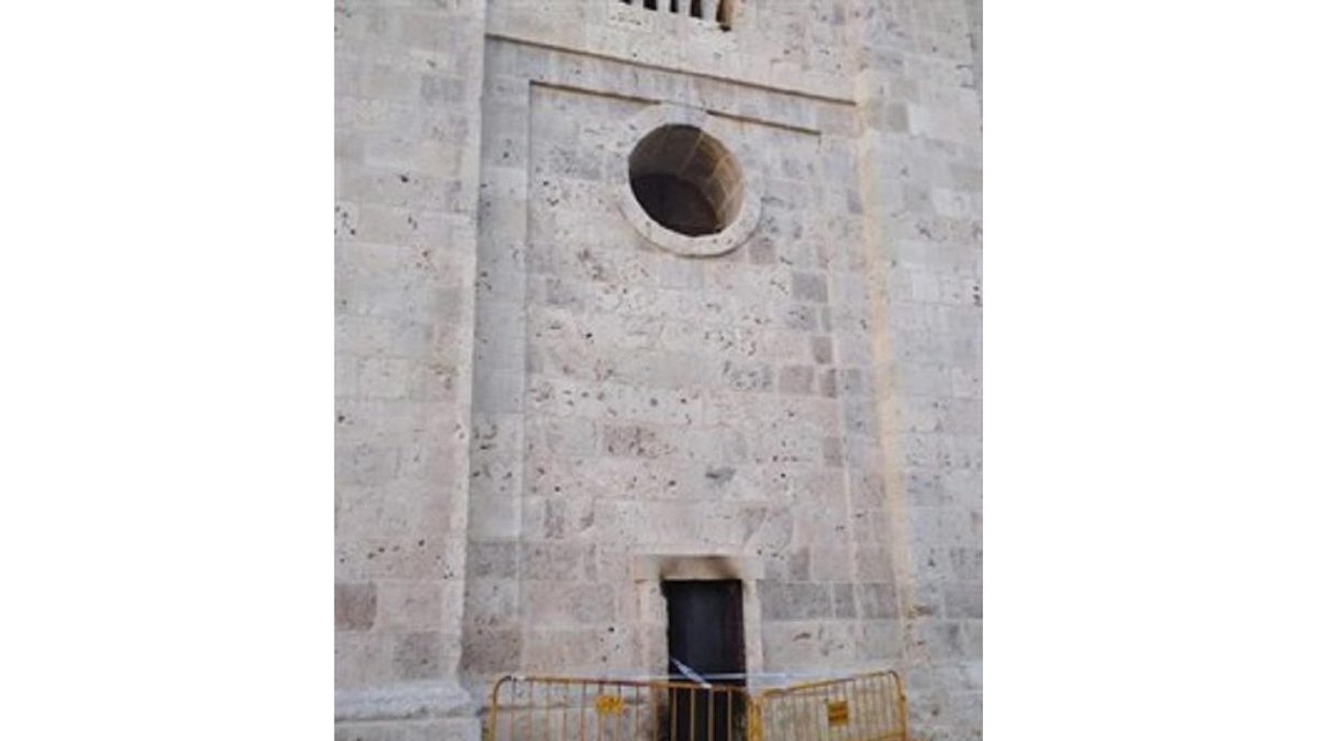 Puerta lateral quemada de la Catedral de Valladolid-Europa Press
