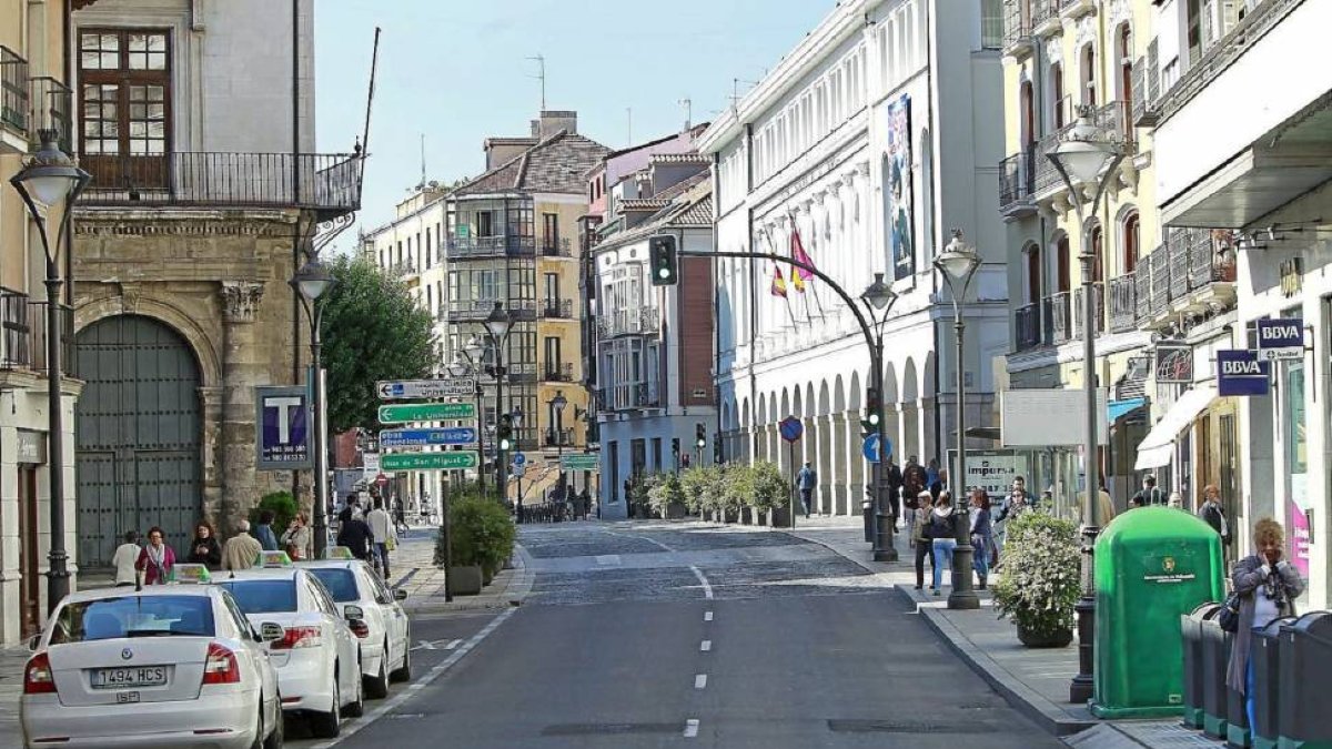 La calle Angustias casi vacía durante este martes, Día Sin Coche.-J. M. Lostau
