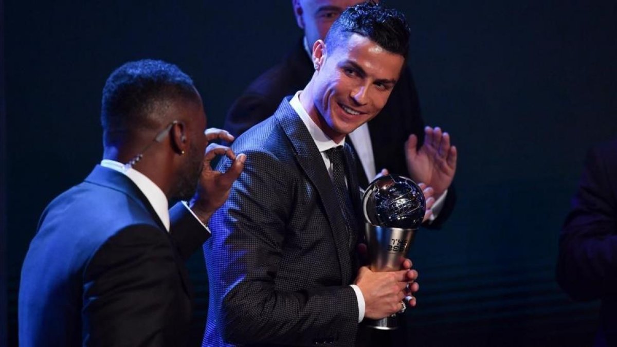 Cristiano Ronaldo, con el trofeo The Best que otorga la FIFA al mejor del 2017, el pasado 23 de octubre.-AFP