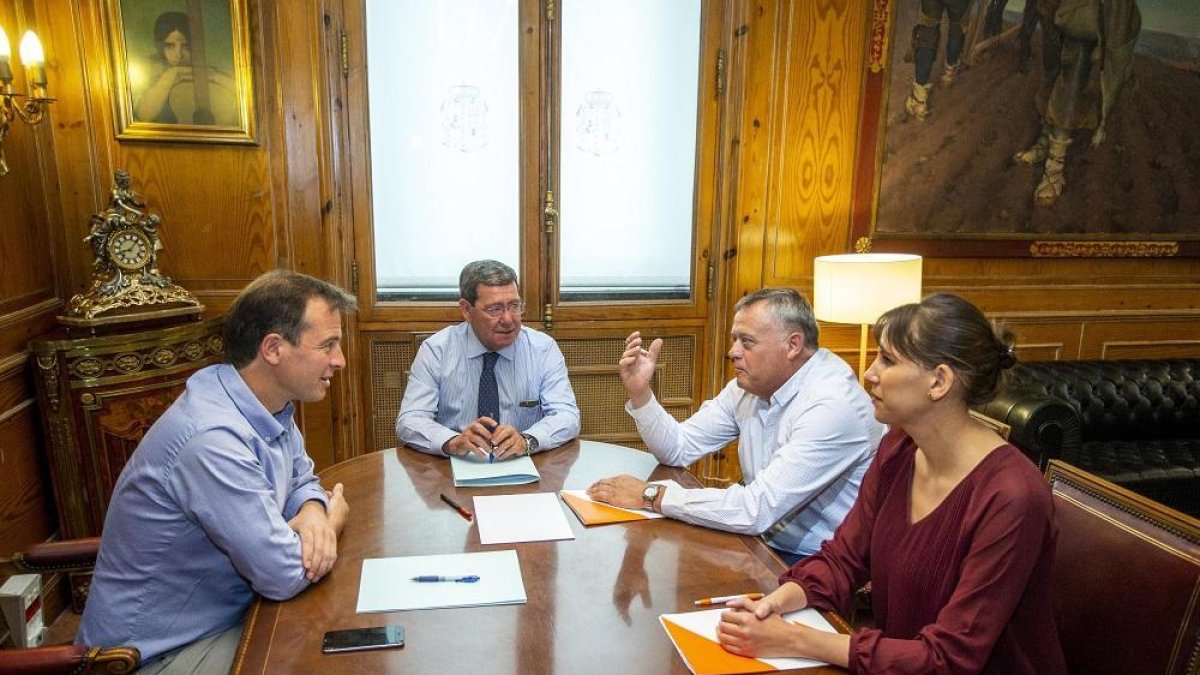 Los ‘populares’ Borja Suárez y César Rico junto a los representantes de Cs, Lorenzo Rodríguez y Laura Puente.-SANTI OTERO