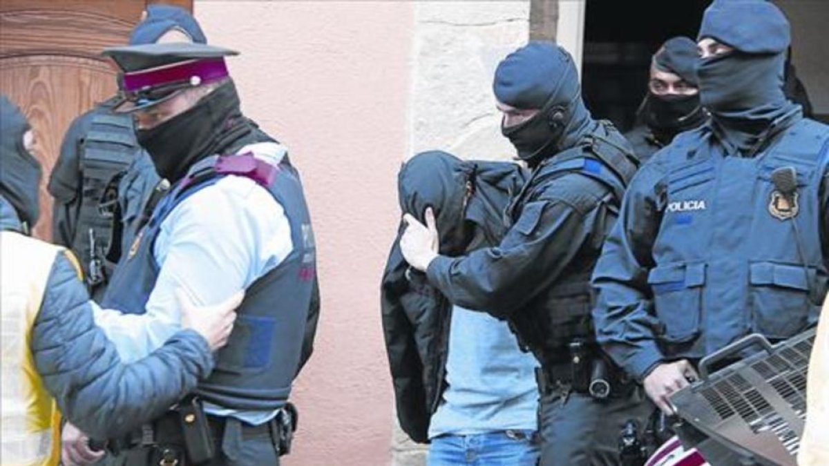 Uno de los detenidos en Roda de Ter es trasladado por los Mossos.-LAURA BUSQUETS