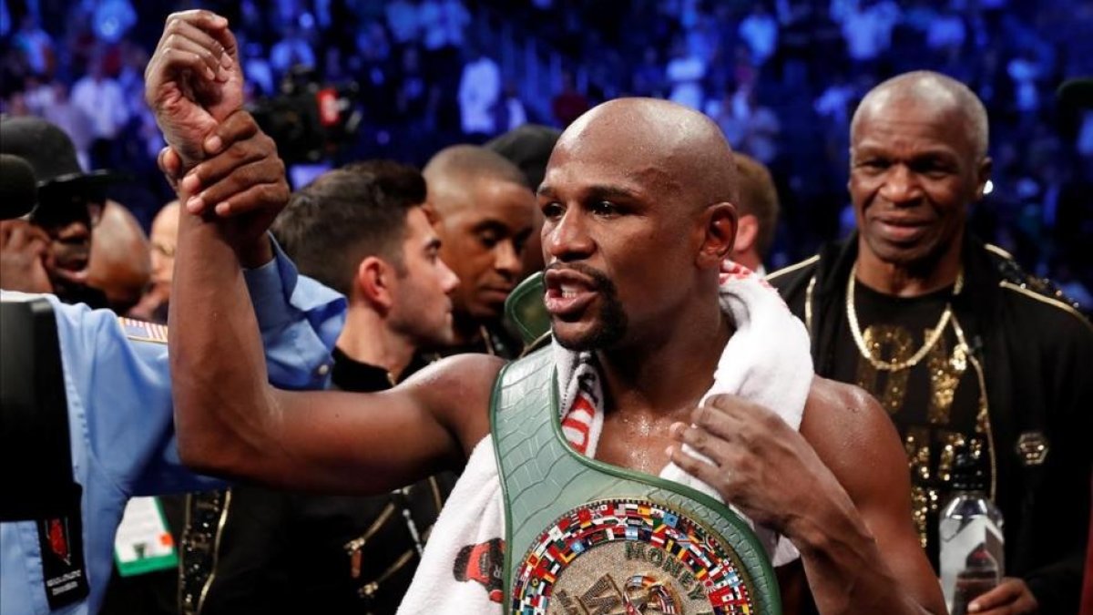 Mayweather celebra su victoria sobre McGregor, el año pasado-REUTERS