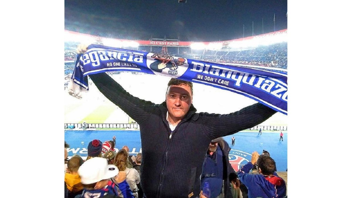 Chris Pidgeon con la bufanda de la peña Elegancia Blanquiazul 2005.-EL MUNDO