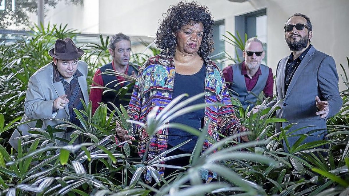 Velma Powell con dos miembros de su banda.-EL MUNDO