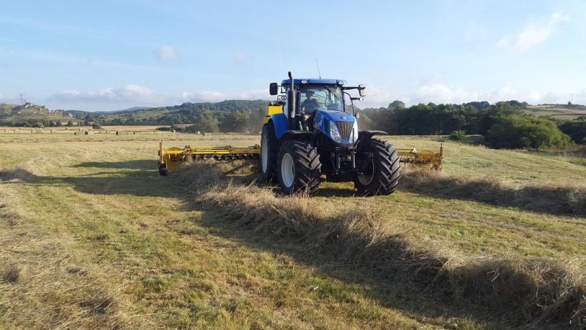 Un tractor de la empresa Anpi XII en plena campaña forrajera en Soncillo (Valle de Valdebezana).-ANPI XXI