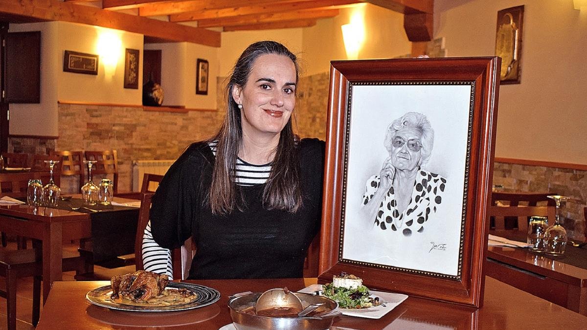 Susana Gutiérrez-Barquín, junto a un retrato de su abuela Amparo, en el comedor del restaurante.-ARGICOMUNICACIÓN