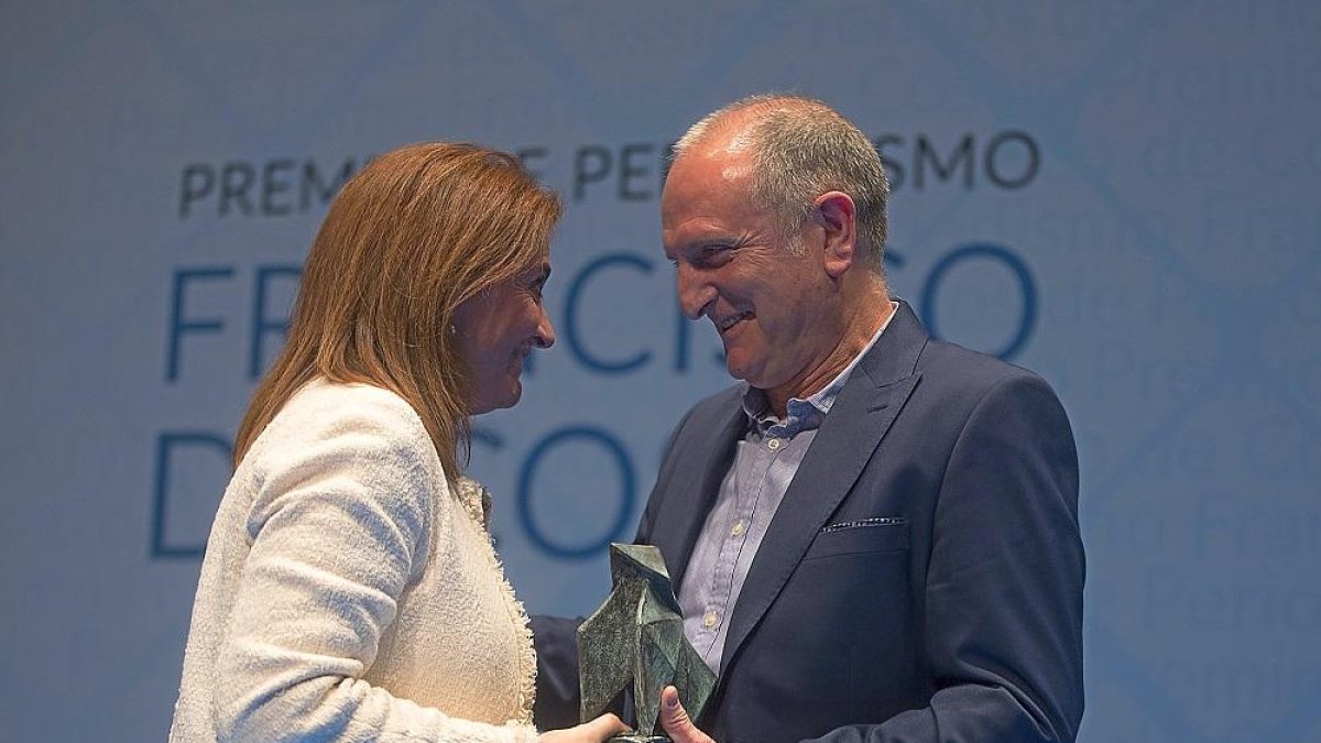 El fotógrafo de EL MUNDO, Juan Miguel Lostau, recibe el galardón de Marta López.-CASTILLO / PHOTOGENIC