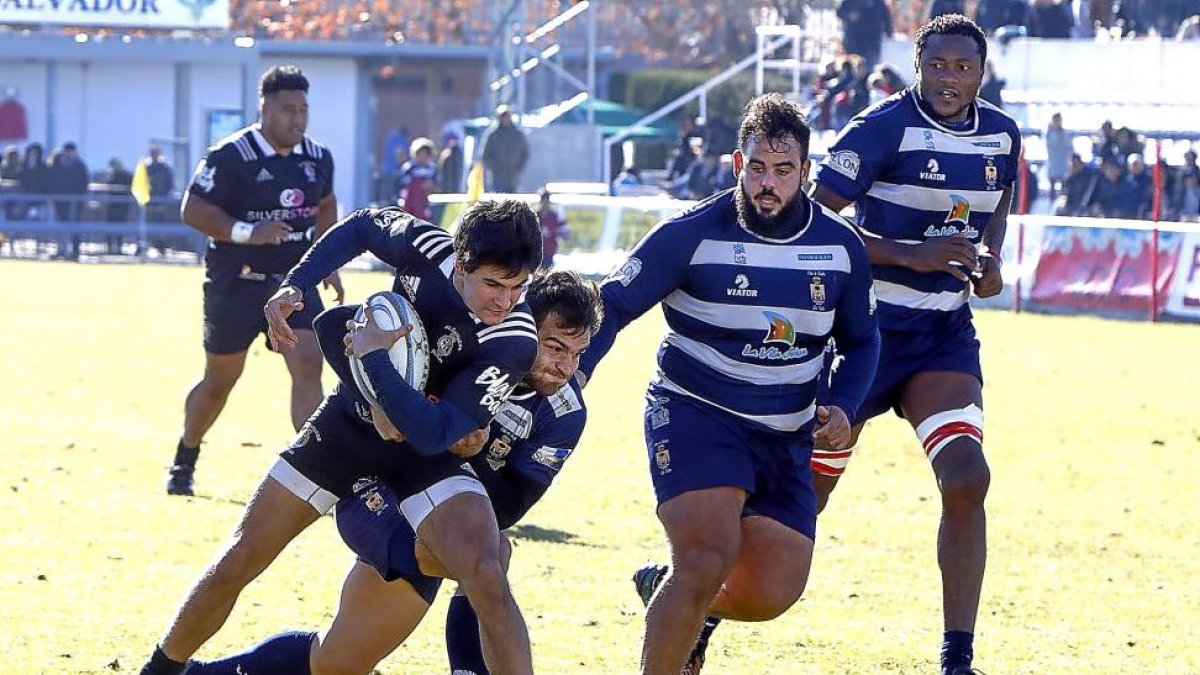 Juan Ramos intenta culminar un ataque del SilverStorm El Salvador en el partido de Pepe Rojo.-J. M. LOSTAU