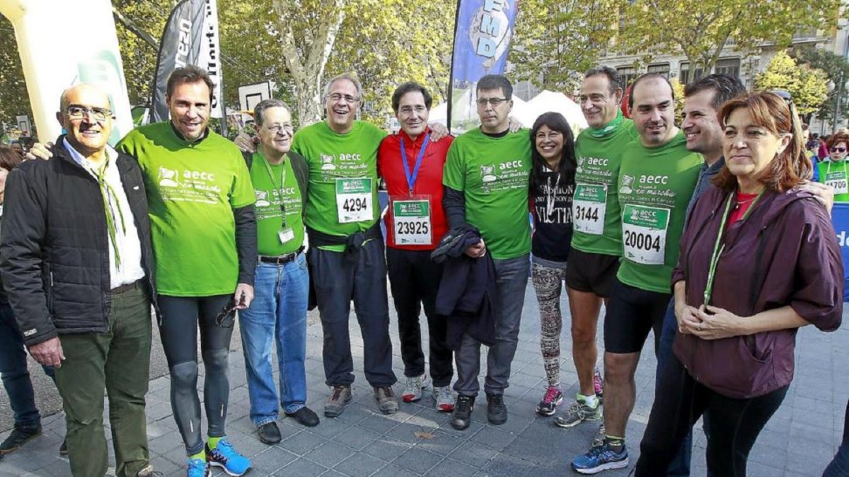 Representantes institucionales del Ayuntamiento, la Diputación, las Cortes y el Congreso ayer en la marcha-J. M. Lostau