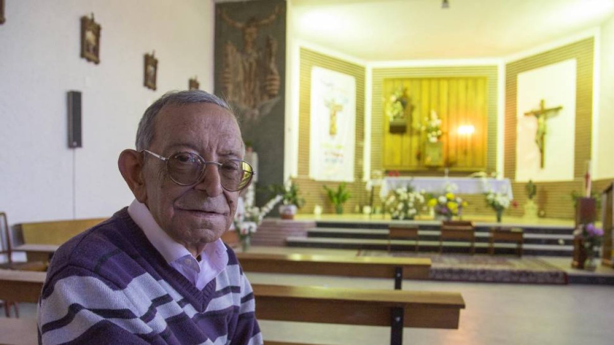El sacerdote Antonio Pedraz en su parroquia de Puente Ladrillo-Ical