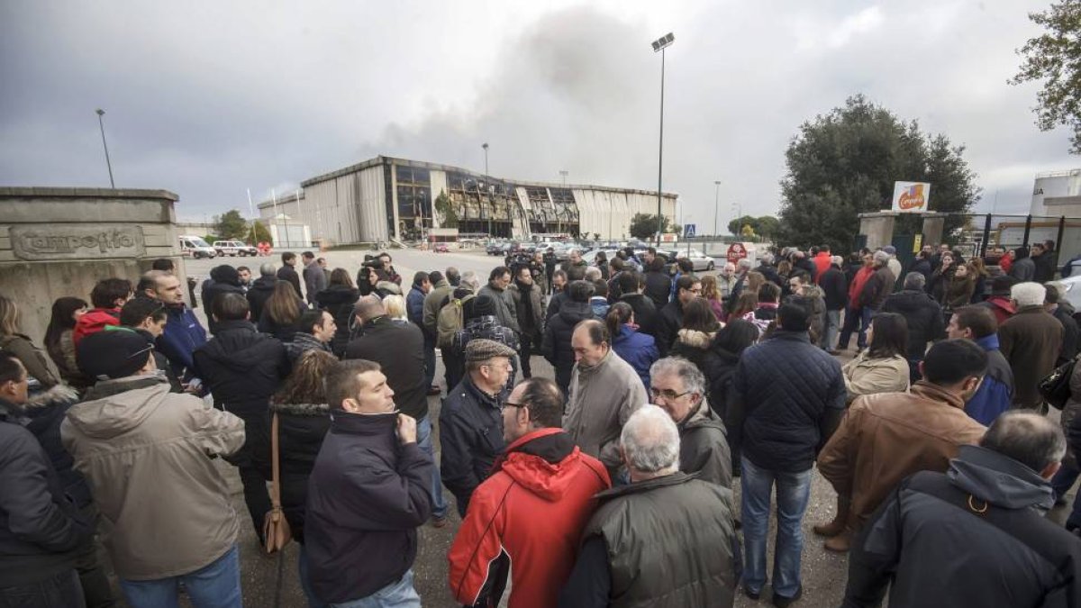 Trabajadores concentrados a las puertas de Campofrío-Santi Otero