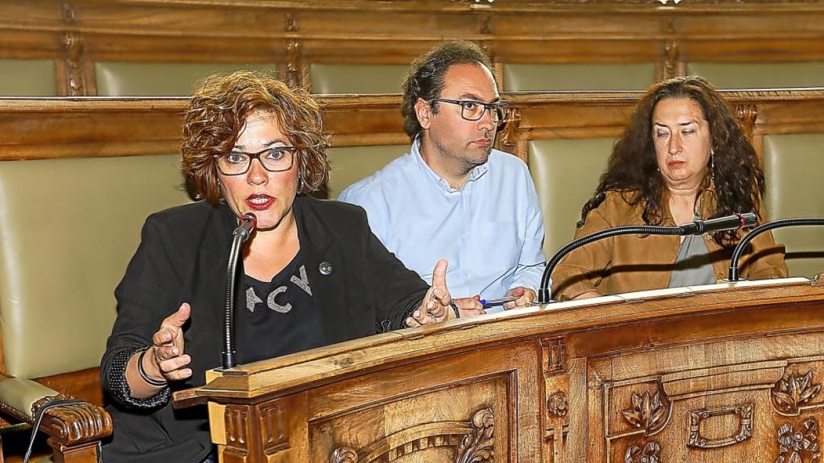 La portavoz de Sí se Puede Charo Chávez junto a su compañero Héctor Gallego.-J.M.LOSTAU