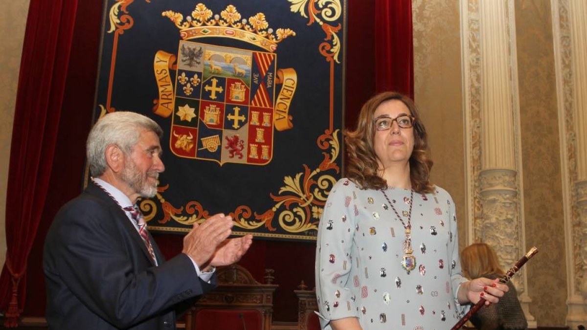 La presidenta de la Diputación, Ángeles Armisén tras recibir el bastón de manos del diputado de más edad, José Antonio Arija.-ICAL